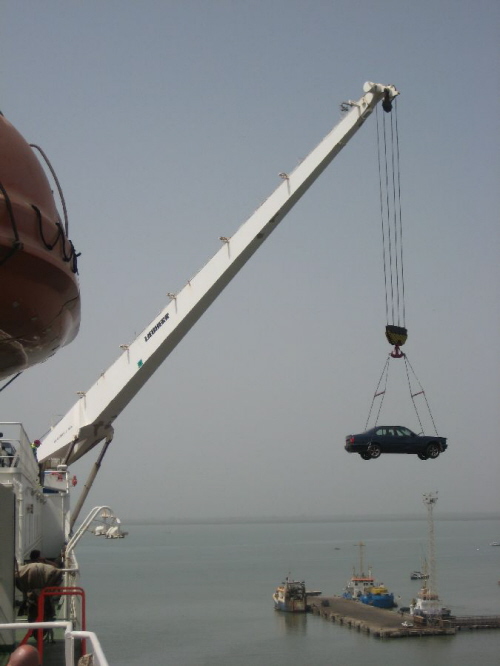 Banjul Autos entladen 03