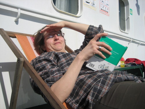 Petra spanisch lernen an Deck