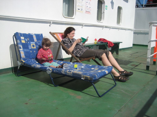 Petra und Laila an Deck 01